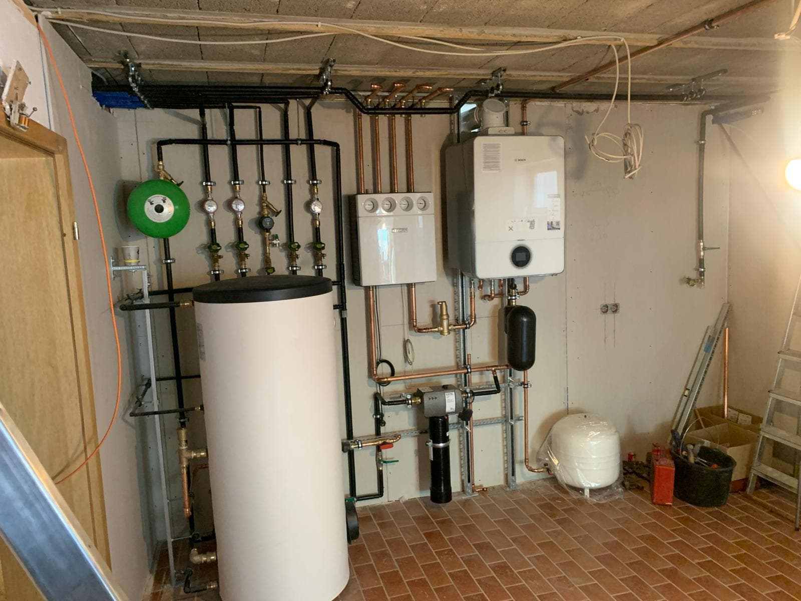 Moderner Heizungsraum mit Speicher und Gastherme