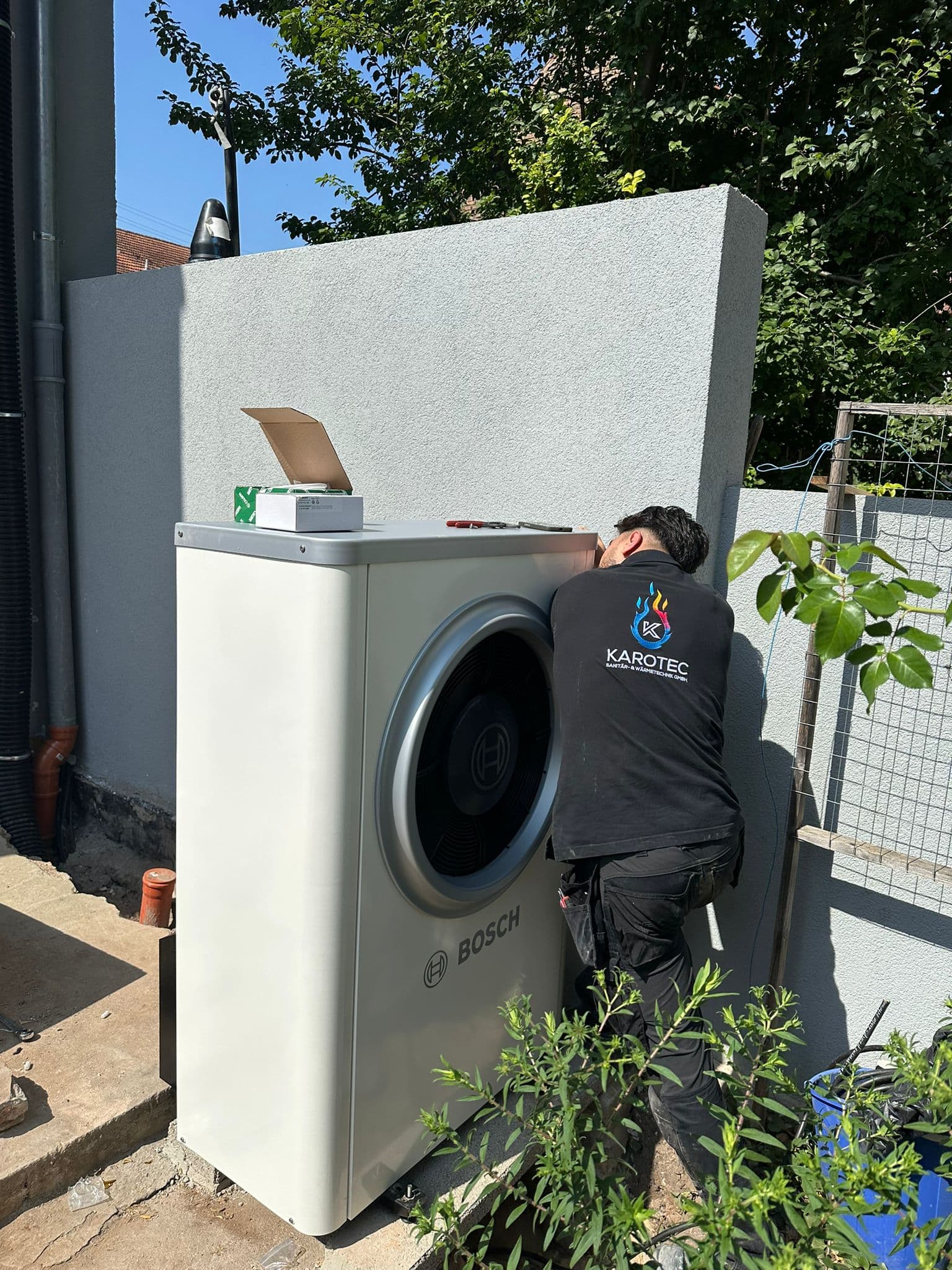 Karotec-Monteur installiert eine Bosch-Wärmepumpe