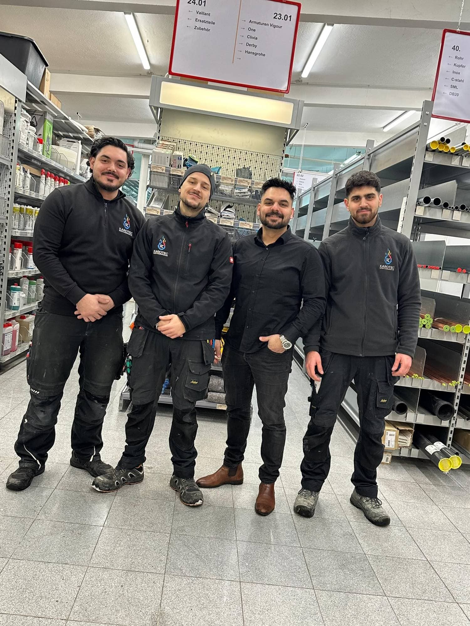 Das Karotec-Team in Arbeitskleidung
